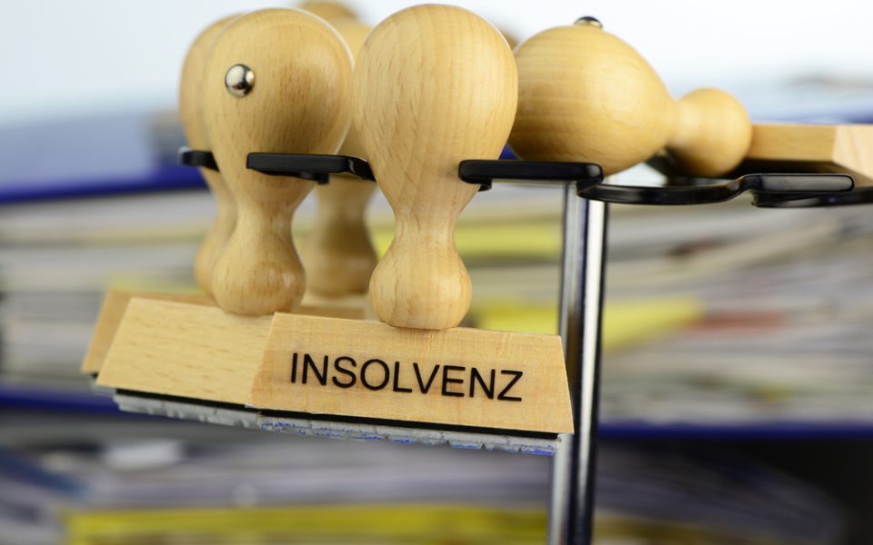 Das Statistisches Bundesamt hat beschlossen, die vorläufigen Angaben zu Regelinsolvenzen nicht mehr zu veröffentlichen. Begründung: mangelnde „methodische Reife“. Man möchte ja schließlich keine unreifen Zahlen in die Öffentlichkeit entlassen. Zahlen im Stimmbruch. Insolvenzstatistik mit Akne. Man hört den Statistiker mit ernstem Blick sagen: „Diese Zahl ist noch nicht bereit für die große Bühne.“ Vielleicht braucht sie noch ein paar Jahre Coaching, einen sicheren Raum und eine warme Decke, bevor sie sich traut, die Wirklichkeit abzubilden. Dabei ist die Lage alles andere als unklar. Es gibt einen Rekordanstieg bei den Insolvenzen in Deutschland. Das Leibniz-Institut für Wirtschaftsforschung Halle veröffentlicht ebenfalls eine monatlich aktuelle vorläufige Statistik – transparent, nachvollziehbar und erstaunlich belastbar. Der jüngste IWH-Insolvenztrend, vorgestellt erst letzte Woche Donnerstag, zeigt, dass 1519 Unternehmen im Dezember die Grätsche gemacht haben. Das sind 49 pro Tag, wenn man die Feiertage mitzählt, und das sind ganze 75 Prozent mehr als in einem durchschnittlichen Dezember der Jahre 2016 bis 2019. Wer hier noch von statistischer Pubertät spricht, verwechselt Wunschdenken mit Wirklichkeit. Die nun zum letzten Mal erschienene vorläufige amtliche Statistik des Bundesamts bestätigt den Trend der Geschichte. Nur wollen die offiziellen Statistiker ihn eben jetzt nicht mehr monatlich erzählen. Natürlich liefert die Behörde weiterhin endgültige Zahlen. Irgendwann. Rund ein halbes Jahr nach dem eigentlichen Antrag. Wenn niemand mehr hinschaut. Wenn sich die Schlagzeilen weitergedreht haben. Wenn die Insolvenz längst abgewickelt ist, die Mitarbeiter entlassen und die Lieferanten abgeschrieben sind. Statistik wird so zum Nachruf. Man muss kein Verschwörungstheoretiker sein, um angesichts dessen eine Absicht zu vermuten. Wenn die Zahlen katastrophal sind, hilft Schweigen. Wenn das Thermometer Fieber anzeigt, kann man es auch einfach weglegen. Der Patient fühlt sich dann vielleicht kurzfristig besser – bis er kollabiert. Insolvenzen sind kein Randthema. Sie sind das Fieberthermometer der Wirtschaft. Sie zeigen, wie viele Unternehmen den steigenden Zinsen, Energiekosten, der Bürokratie und der Konsumflaute nicht mehr standhalten. Wer diese Zahlen verzögert oder versteckt, verzerrt den öffentlichen Diskurs. Wo hört das auf? Vielleicht stellen wir demnächst auch die Veröffentlichung der Arbeitslosenzahlen ein – zu wenig methodisch gereift, diese Jobsuchenden wechseln ja ständig den Status. Oder die Auftragseingänge der Industrie: schwankend, volatil, emotional instabil. Besser schweigen, bevor jemand merkt, dass die Wirtschaft hustet. Oder die Steuereinnahmen: vorläufige Zahlen könnten falsche Stimmungen erzeugen. Stimmungen! In Zeiten wie diesen brandgefährlich. Der eigentliche Schaden entsteht nicht durch unvollkommene Daten, sondern durch das Weglassen von Information. Märkte, Unternehmen, Beschäftigte – sie alle brauchen Orientierung. Wer frühzeitig sieht, wie sich Insolvenzen entwickeln, kann reagieren: politisch, unternehmerisch, persönlich. Wer erst im Rückspiegel zählt, verwaltet den Stillstand.