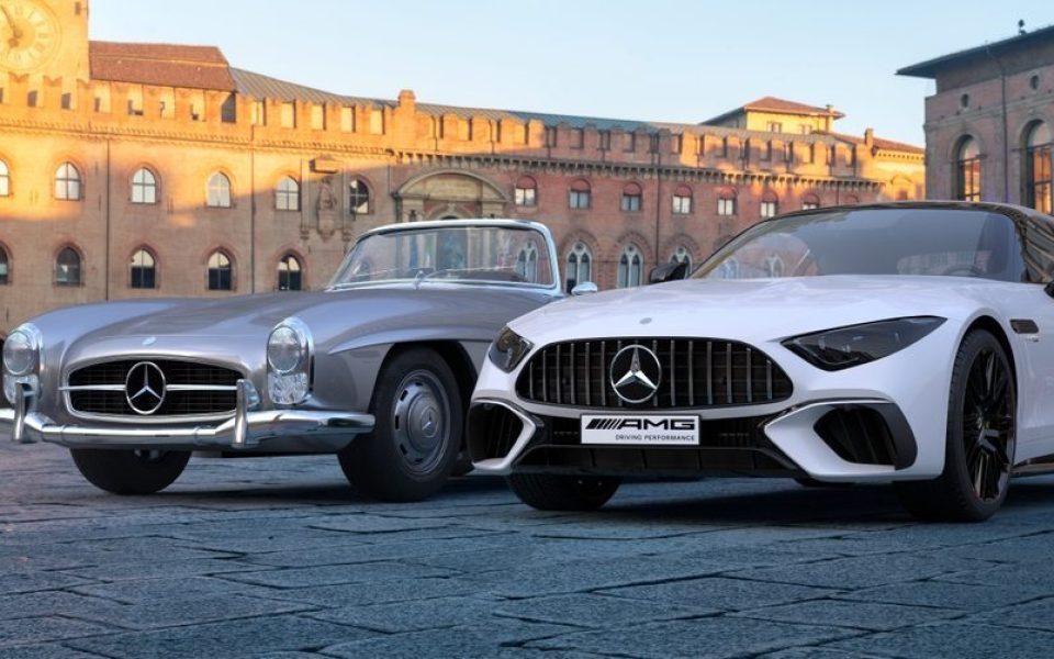 Mercedes-Benz als Oldtimer und moderner AMG nebeneinander.