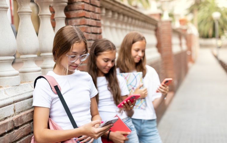 Britisches Oberhaus stimmt Mindestalter zu: Wächst der Druck auf Social-Media-Plattformen?