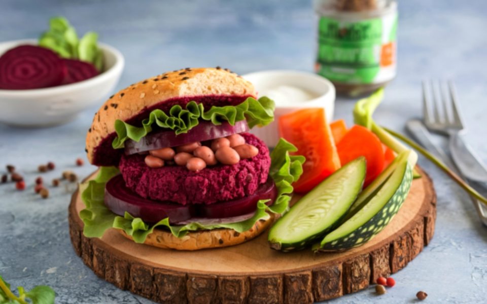 Ein veganer Burger ist eine gesunde Alternative.