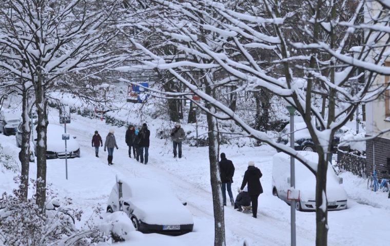 Glatteis-Falle: Wer bei Winterchaos den Lohnabzug riskiert