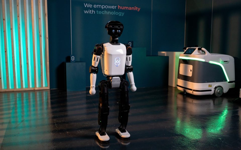 United Robotics Group bringt mit uMe einen humanoiden Roboter, der nicht nur beeindrucken, sondern tatsächlich arbeiten soll.