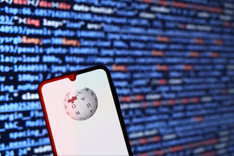Deutsches Wikipedia sperrt KI aus – und riskiert den Anschluss