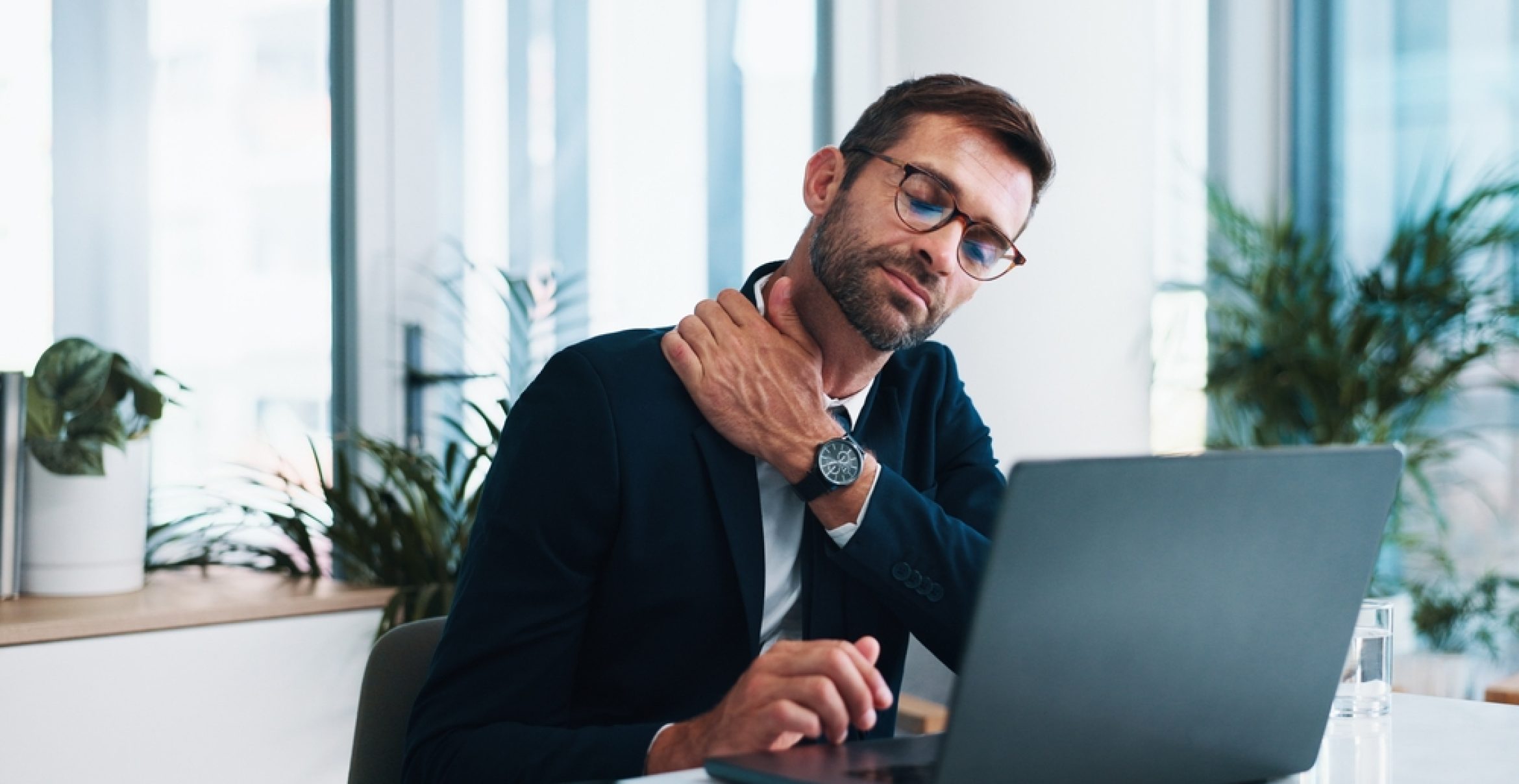 Büro-Körper adé: 3 Mikro-Programme gegen Sitz-Schäden in je 4 Minuten