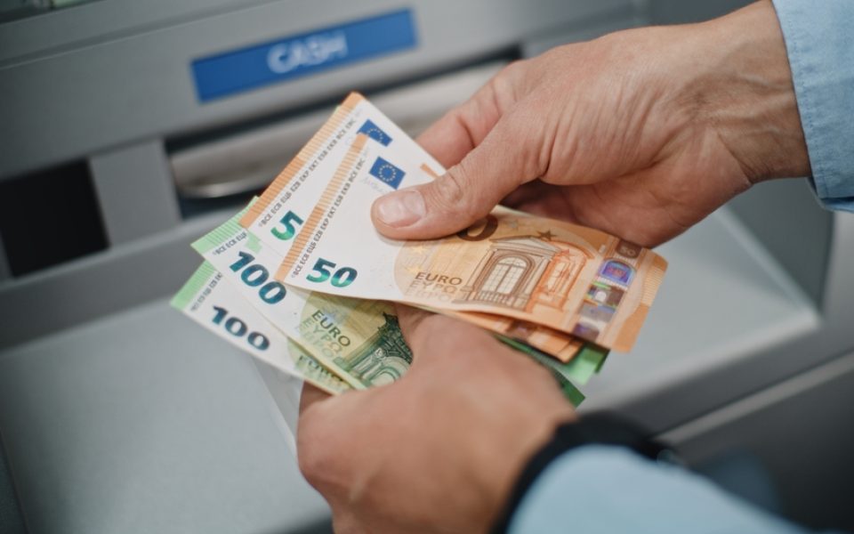 Vergessene Scheine am Geldautomaten einstecken? Keine gute Idee.