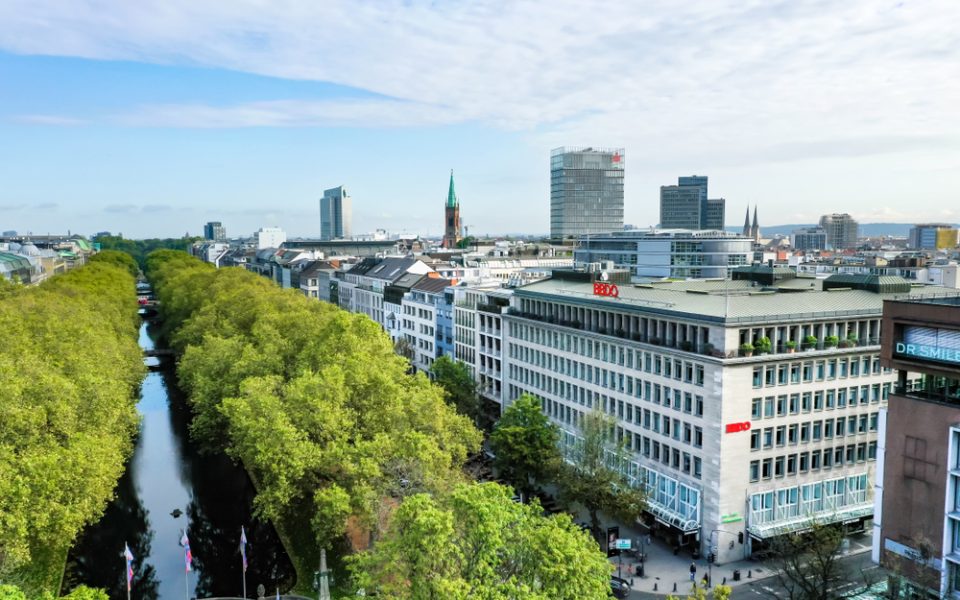 Designerläden, Marmorfassade: Königsallee. Und mittendrin ein Büro, das seit Jahrzehnten Teil der globalen Finanzstrategie des iranischen Staates ist.