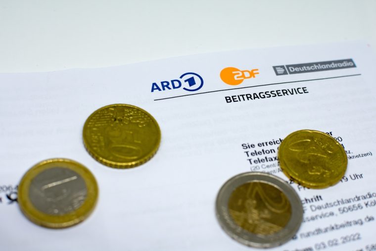 Ab April 2026: DIESE Gruppen sparen sich die GEZ