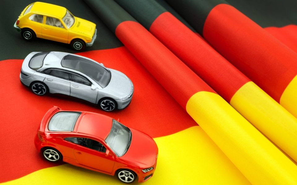 VW verliert fast die Hälfte seines Gewinns, Porsche kullert gegen die Wand, Mercedes baut seine Strategie zurück.