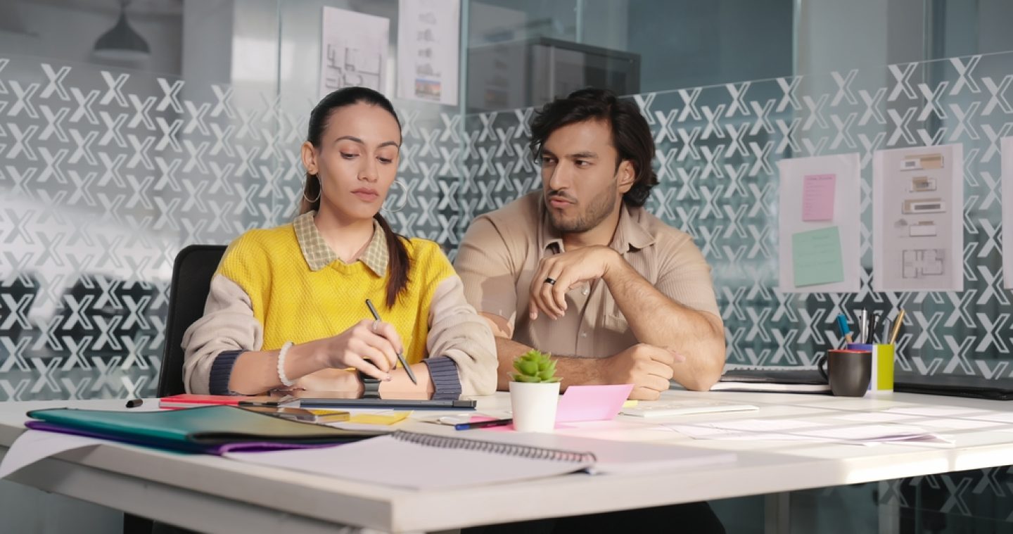 Gen Z rückwärts: Junge Männer wollen, dass Frauen gehorchen