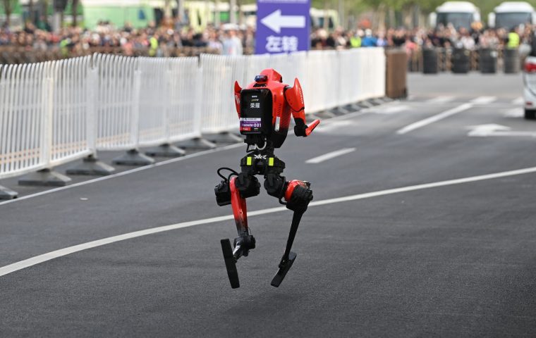Roboter schlagen Menschen: China läuft den Halbmarathon der Zukunft