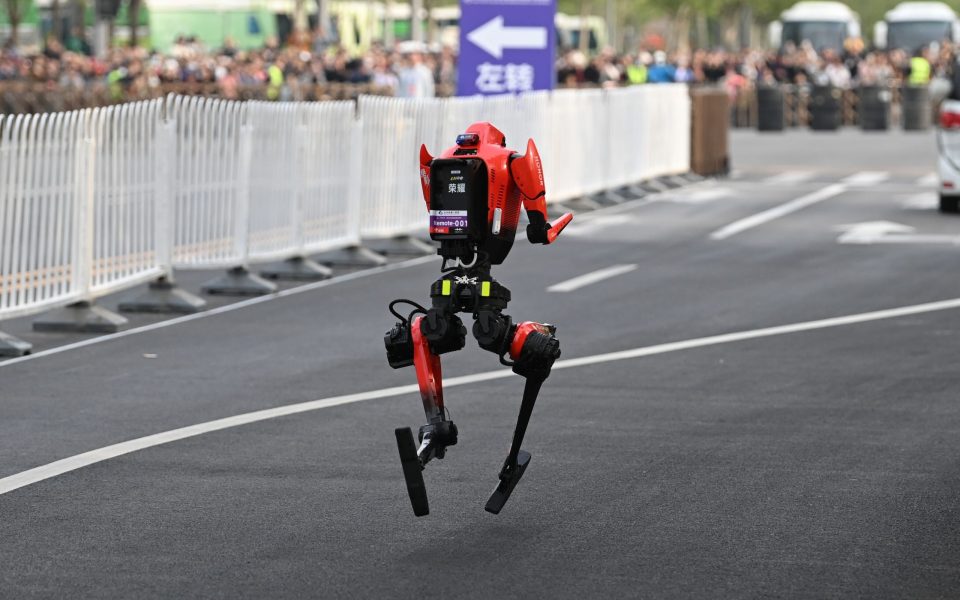 Der Roboter „Blitz“ des Smartphoneherstellers Honor läuft bei einem Halbmarathon.