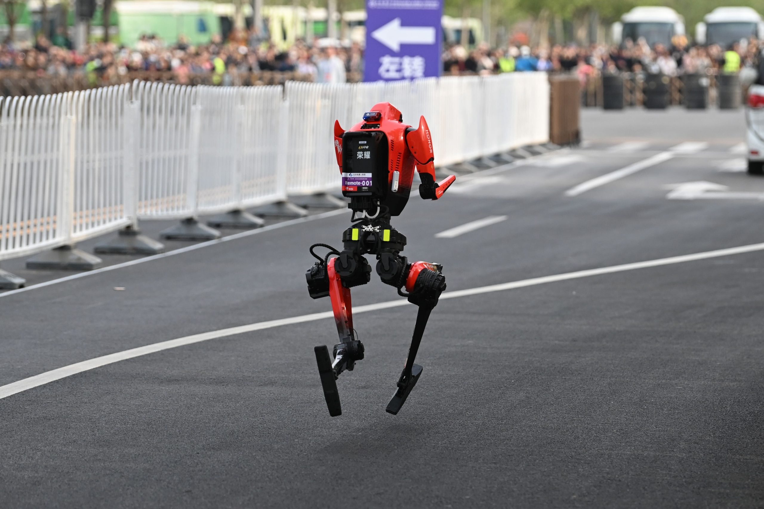 Der Roboter „Blitz“ des Smartphoneherstellers Honor läuft bei einem Halbmarathon.