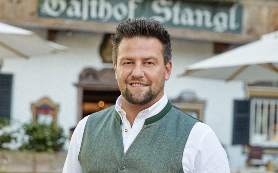 Johannes Hauser vor dem Gasthof Stangl