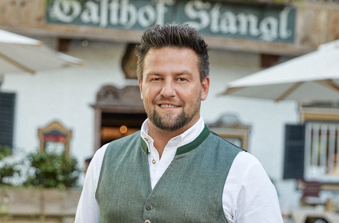 Johannes Hauser vor dem Gasthof Stangl