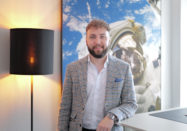 Wikipedia, Prestige und die Weltraumagentur: Wie Simon Wohlleb die Online Enzyklopädie entschlüsselt