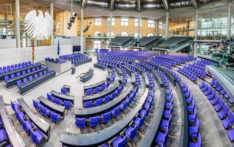 „Feiger Hund“ im Bundestag: Wie zwei Klein-Themen plötzlich maximale Sprengkraft entfalten