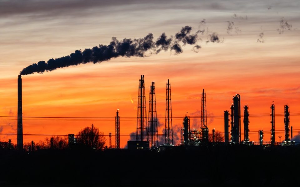 Blick auf Industrietürme und Schornsteine im Leuna Chemical Park