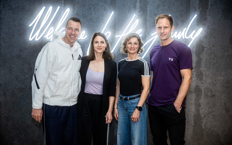 Von links nach rechts: Dominik Klein (1. Vorsitzender der Handballgemeinschaft München), Lisa Bieberbach (Geschäftsführerin der Handballgemeinschaft München), Marina Moguš (Geschäftsführerin von adidas in Zentraleuropa), Steffen Weinhold (2. Vorsitzender der Handballgemeinschaft München)