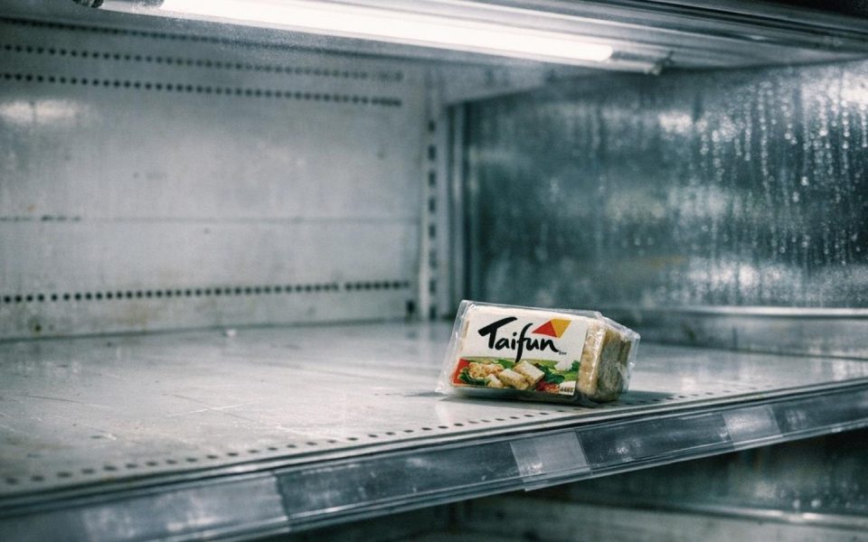 Leeres Kühlregal im Supermarkt mit einzelner umgefallener Taifun-Tofu-Packung