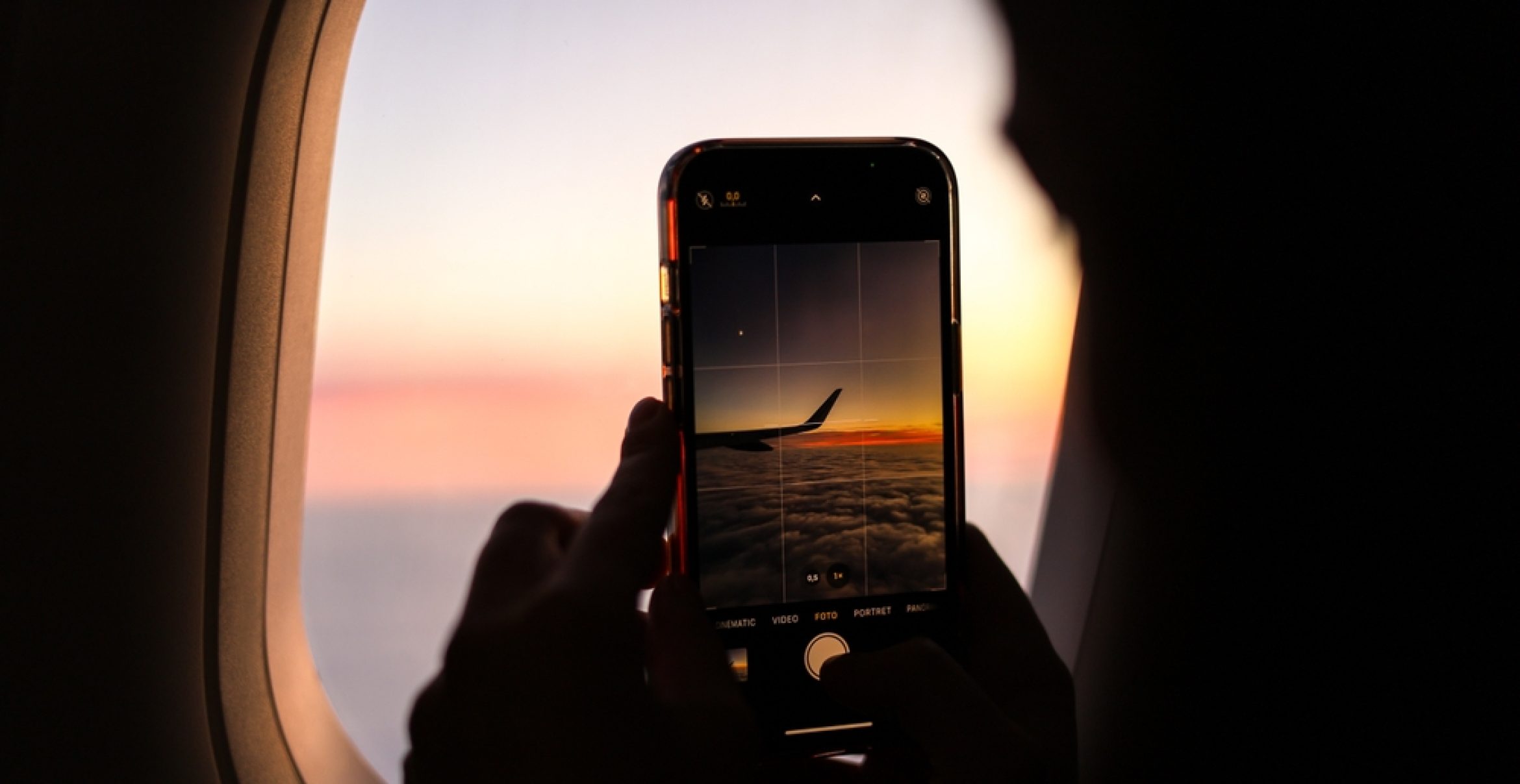 Filmen & fotografieren im Flugzeug: Nicht immer erlaubt – was man wissen muss