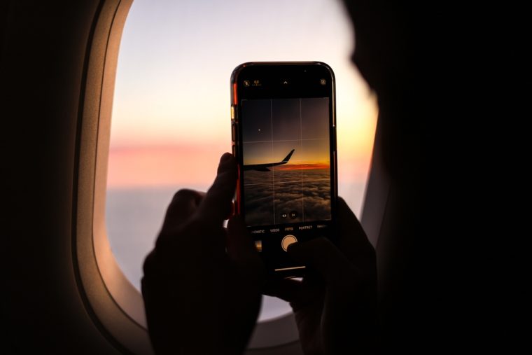 Filmen & fotografieren im Flugzeug: Nicht immer erlaubt – was man wissen muss