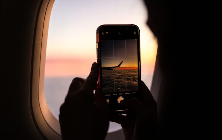 Filmen & fotografieren im Flugzeug: Nicht immer erlaubt – was man wissen muss