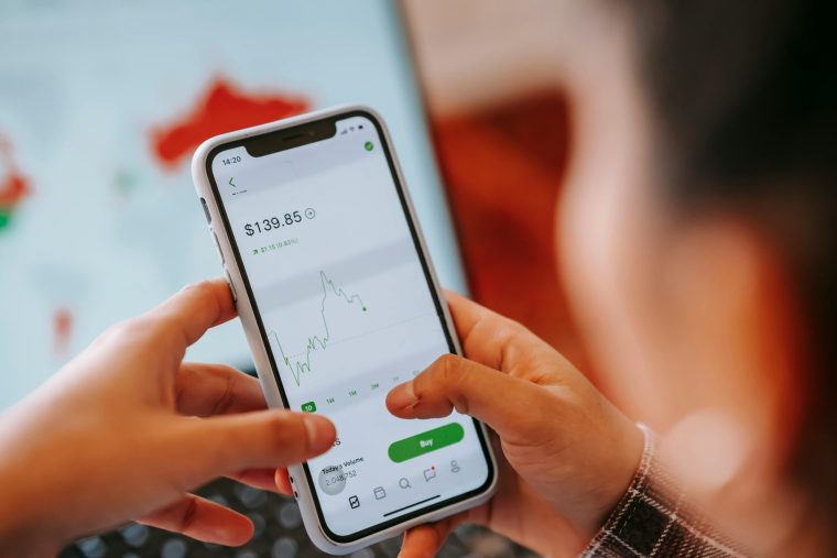Keine Angst vor der Börse: Wie Einsteiger ohne Risiken in Aktien investieren