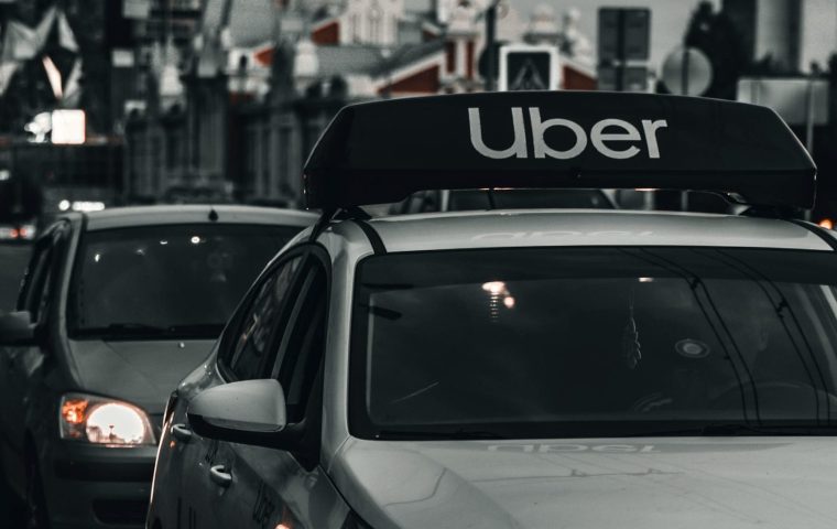 Uber streicht 3.300 Jobs: All In bei der Robotaxi-Wette
