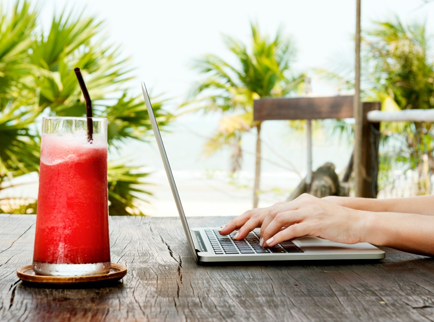 Arbeiten im Urlaub: Wenn ständige Erreichbarkeit die Erholung verhindert