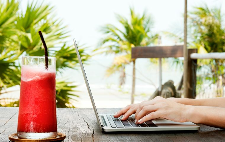 Arbeiten im Urlaub: Wenn ständige Erreichbarkeit die Erholung verhindert