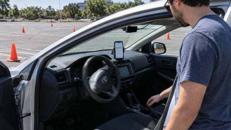 DrivingBench: GPT-6 Astra fährt Corolla, aber nur im Schritttempo