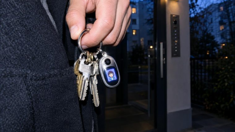 Tamagotchi 2.0 mit Muse Charm: Metas KI für den Schlüsselbund