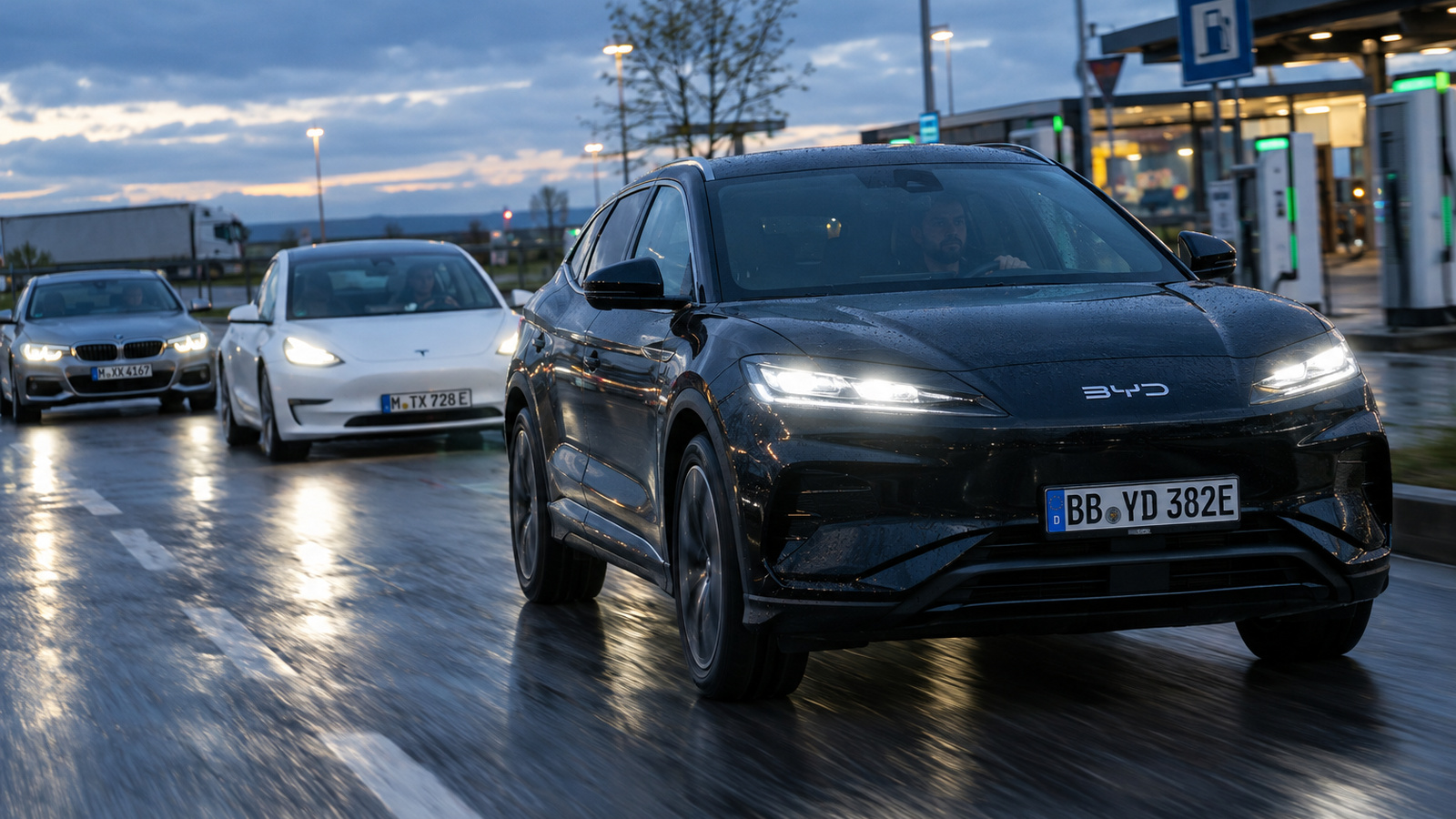 BYD überholt Tesla und andere Fahrzeuge auf europäischer Straße bei Dämmerung