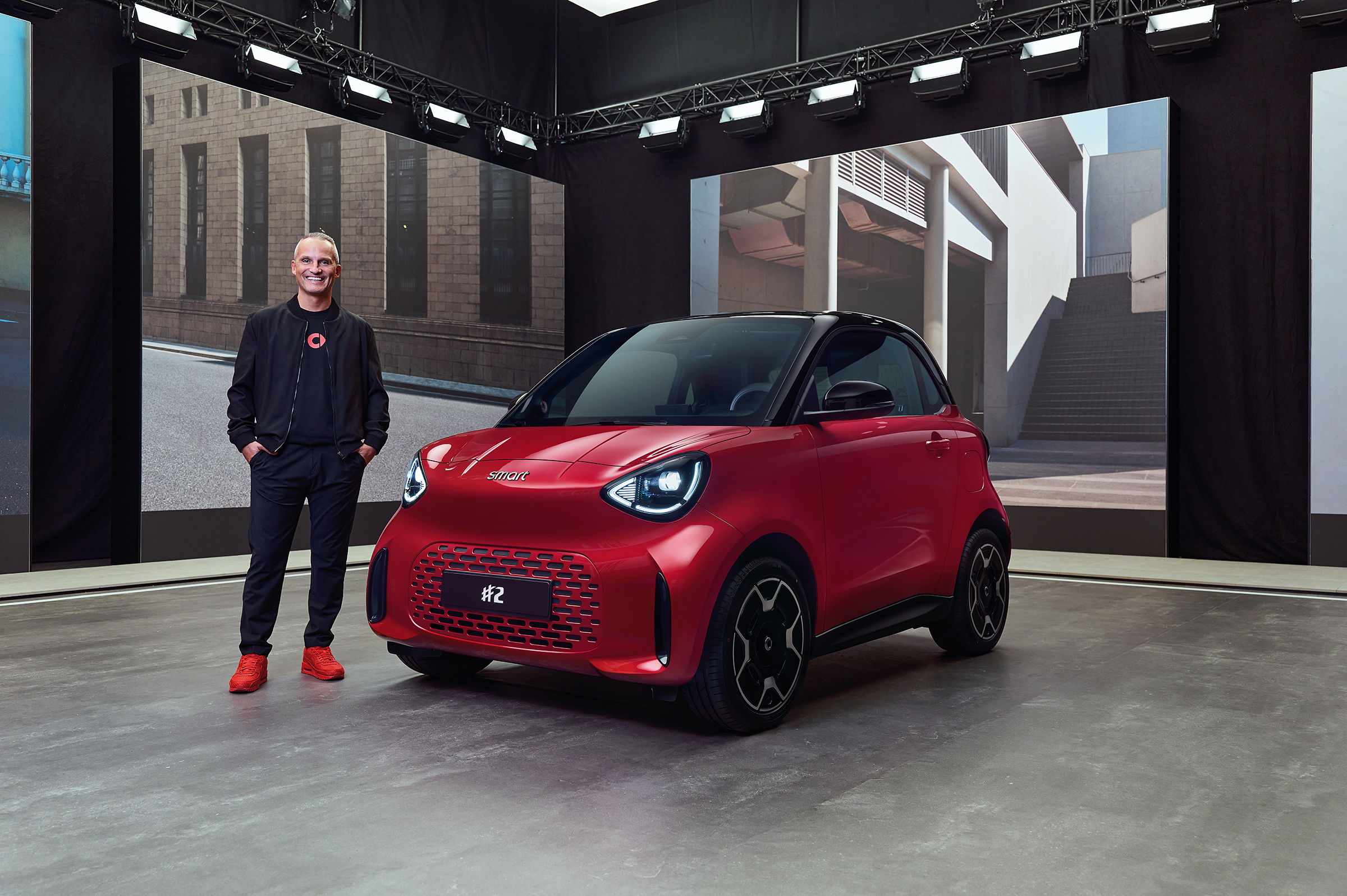 Florian Nemitz, CEO smart Deutschland. Die roten Sneaker? Natürlich farblich abgestimmt.