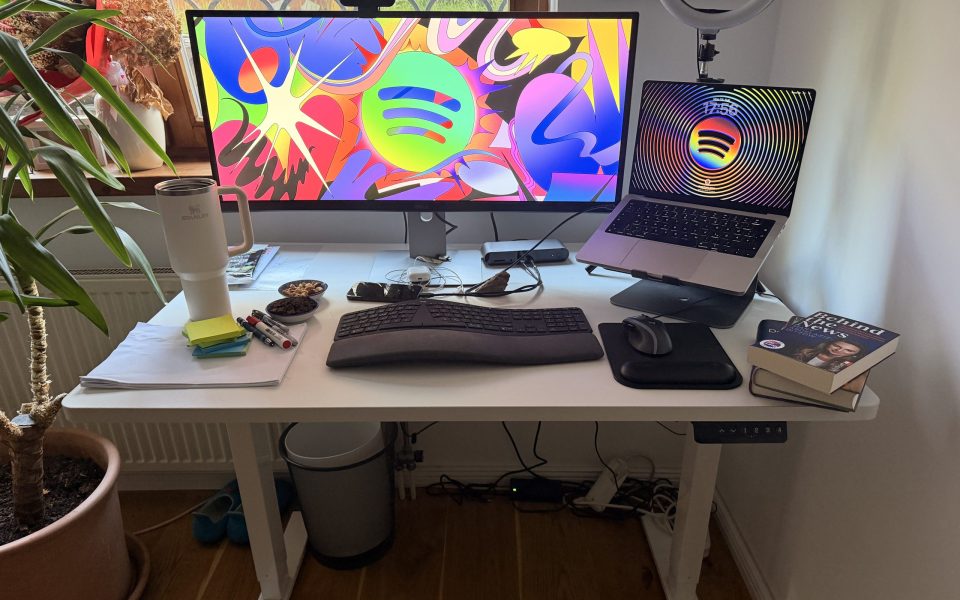 DESK? TOP!