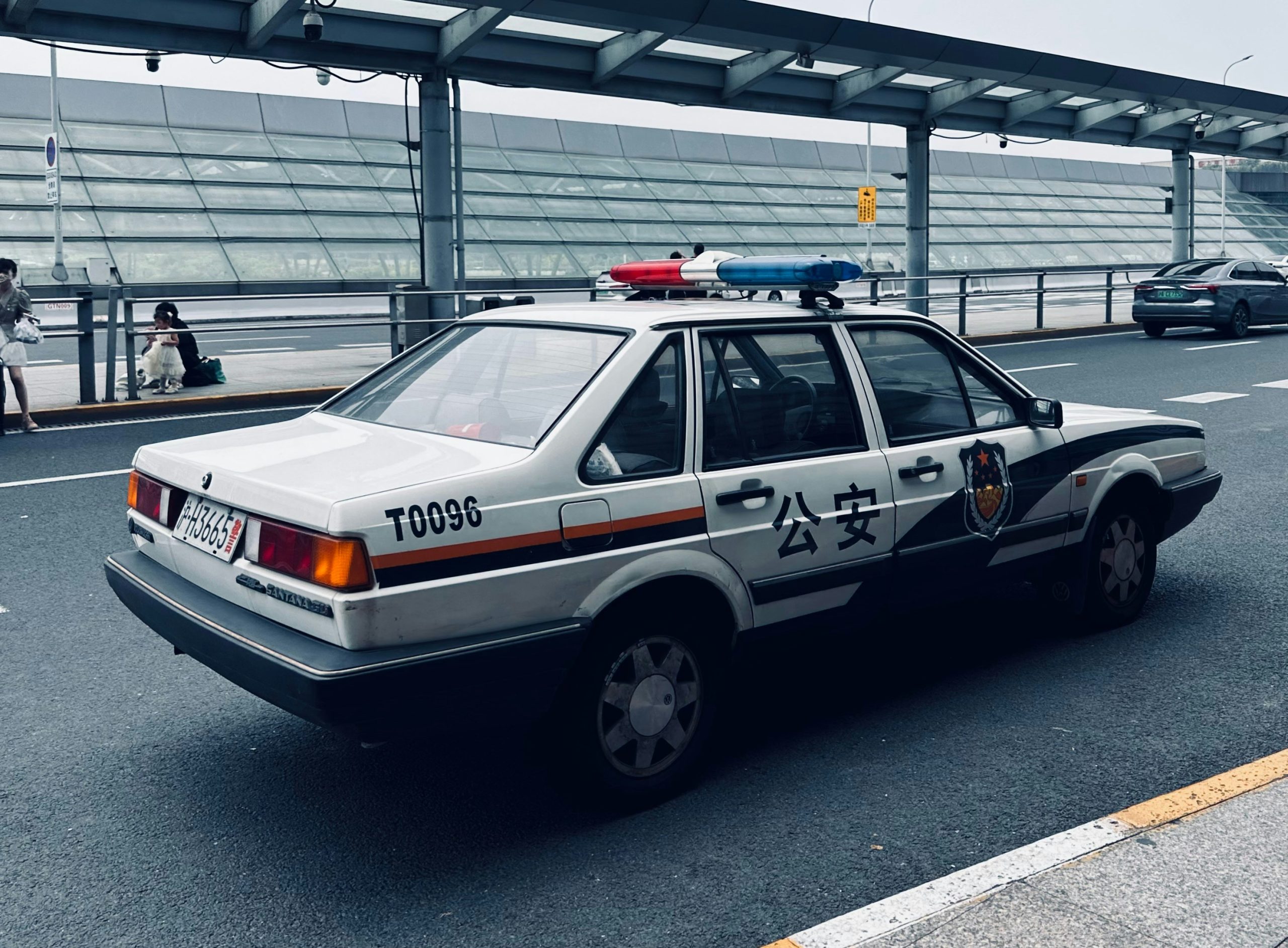 Symbolisch gemeint, ein Volkswagen mit chinesischer Beschriftung.